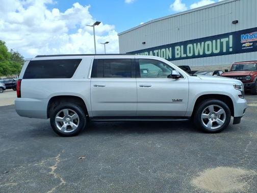 Silver Ice Metallic 2018 Chevrolet Suburban LT