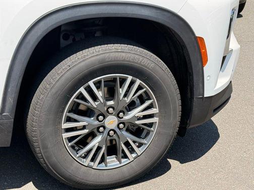 Summit White 2025 Chevrolet Traverse LT