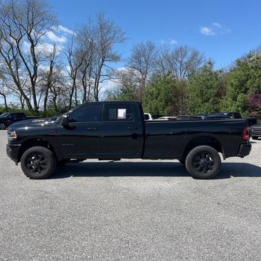 Diamond Black Crystal Pearlcoat 2024 RAM 3500 Laramie Crew Cab 4x4 8' Box