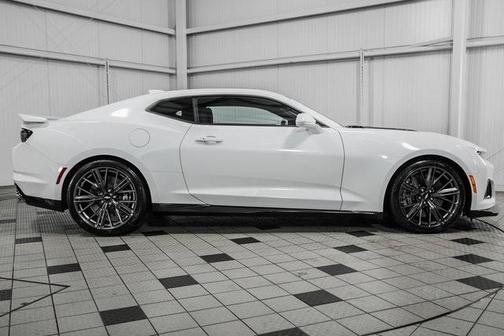 Photo 3 of 45 of 2019 Chevrolet Camaro ZL1