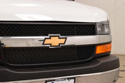 Summit White 2025 Chevrolet Express 3500 RWD 3500 Extended Wheelbase LT