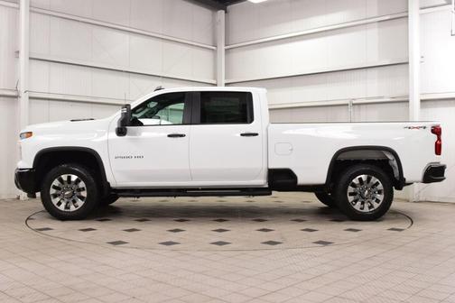 Summit White 2026 Chevrolet Silverado 2500 Custom