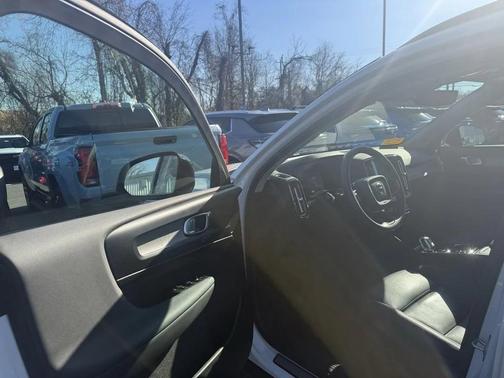 2025 Volvo XC40 B5 Plus Dark Theme