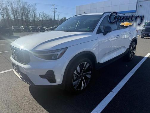 2025 Volvo XC40 B5 Plus Dark Theme