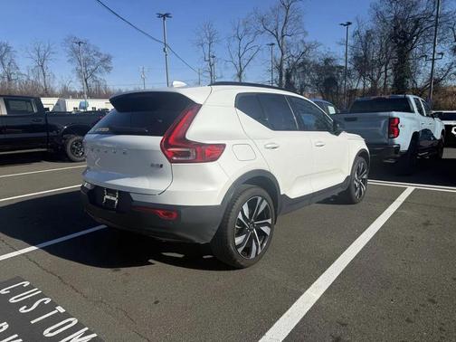 2025 Volvo XC40 B5 Plus Dark Theme