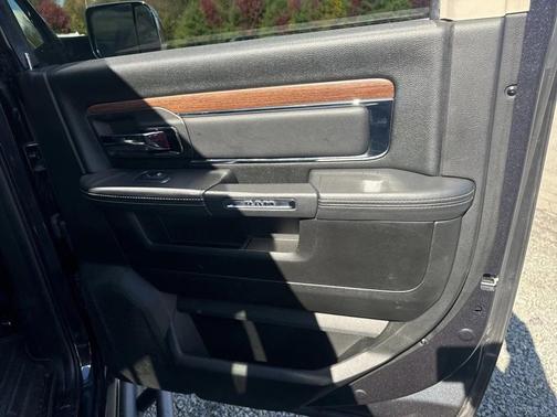 2018 RAM 2500 Laramie Crew Cab 4x4 6'4' Box