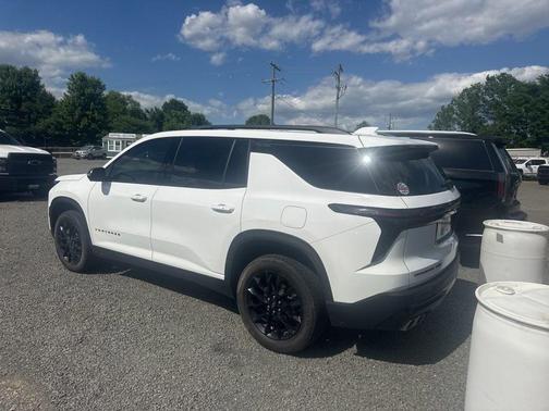 Summit White 2024 Chevrolet Traverse LT