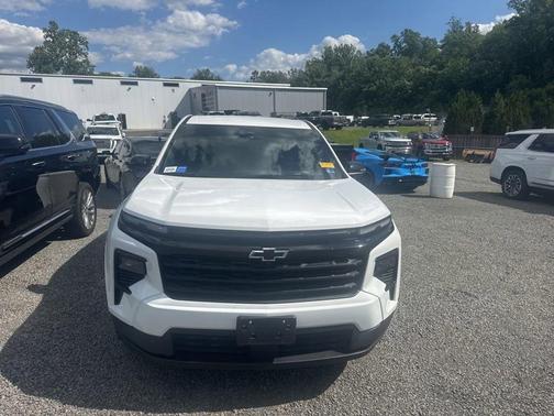 Summit White 2024 Chevrolet Traverse LT