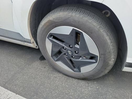 White 2024 Hyundai KONA EV SEL