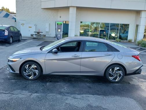 2025 Hyundai ELANTRA HEV SEL Sport