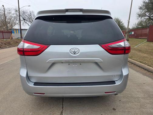 2020 Toyota Sienna LE