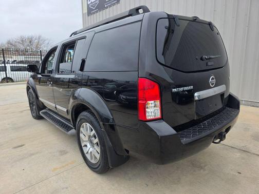 2011 Nissan Pathfinder LE