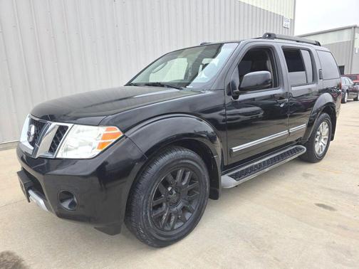 2011 Nissan Pathfinder LE