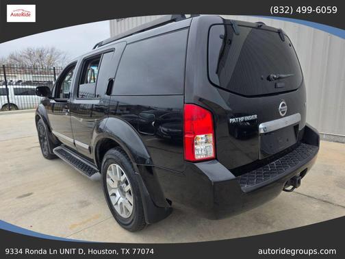 2011 Nissan Pathfinder LE