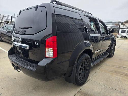 2011 Nissan Pathfinder LE