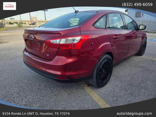 Red 2013 Ford Focus SE
