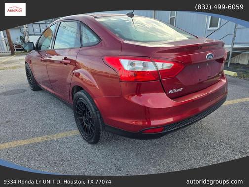 Red 2013 Ford Focus SE