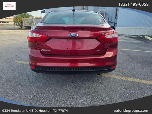 Red 2013 Ford Focus SE