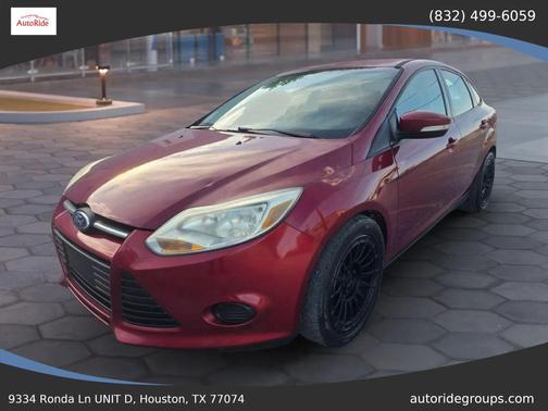 Red 2013 Ford Focus SE