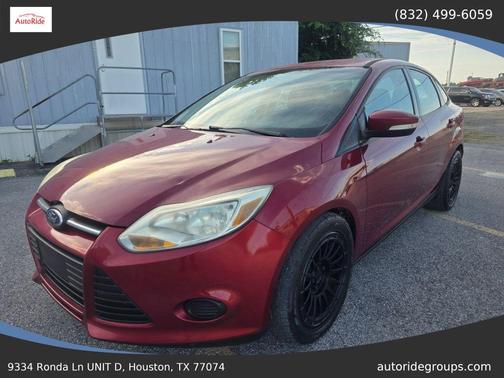 Red 2013 Ford Focus SE
