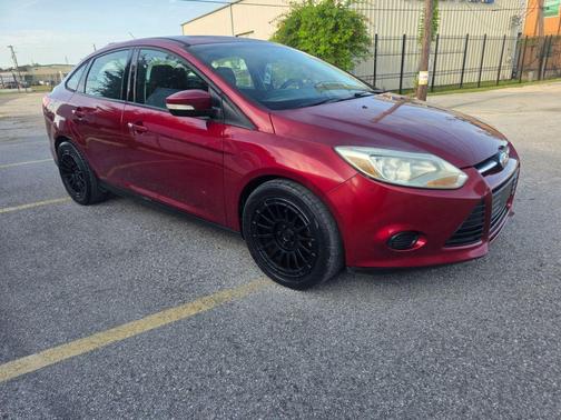 Red 2013 Ford Focus SE