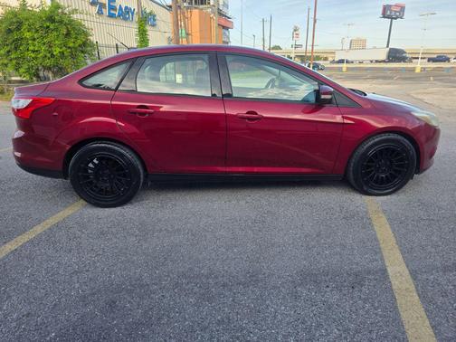 Red 2013 Ford Focus SE