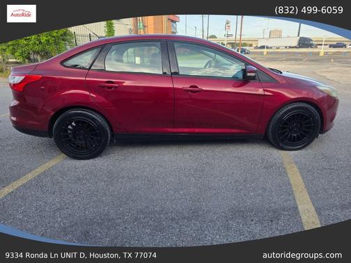 Red 2013 Ford Focus SE