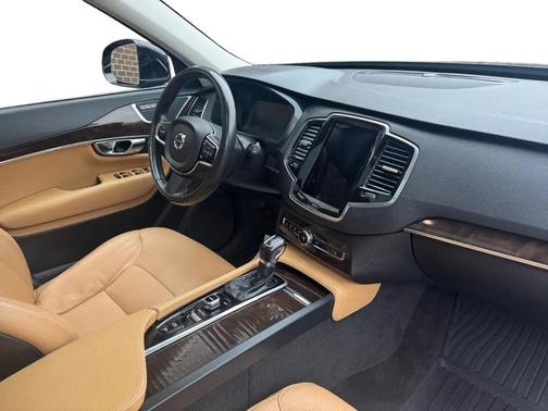 2016 Volvo XC90 T6 Momentum