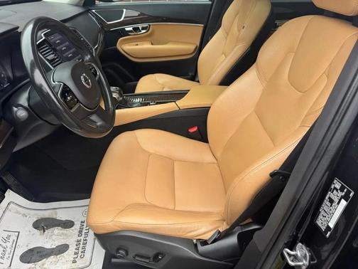 2016 Volvo XC90 T6 Momentum