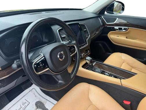 2016 Volvo XC90 T6 Momentum