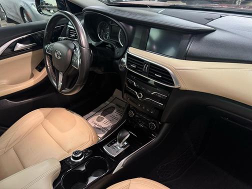 2018 INFINITI QX30 Premium