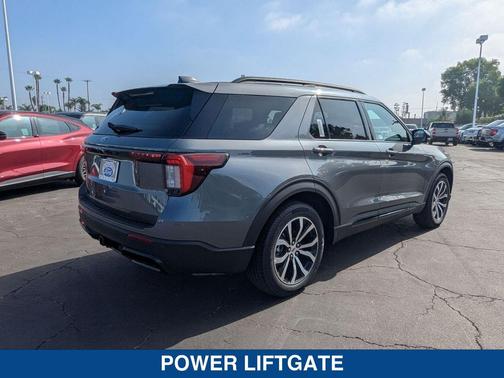2025 Ford Explorer ST Line