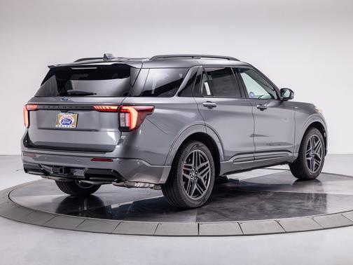 2025 Ford Explorer ST Line