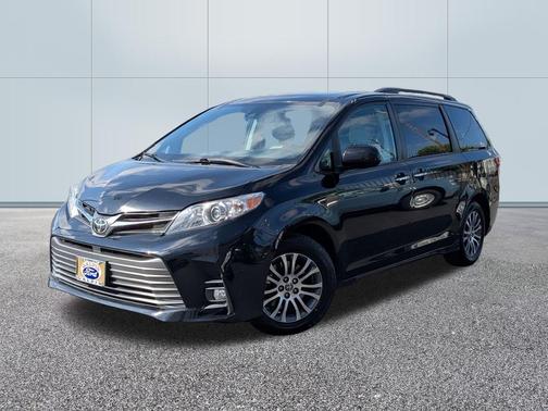 Midnight Black Metallic 2020 Toyota Sienna XLE