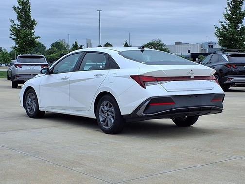 White 2024 Hyundai ELANTRA SEL
