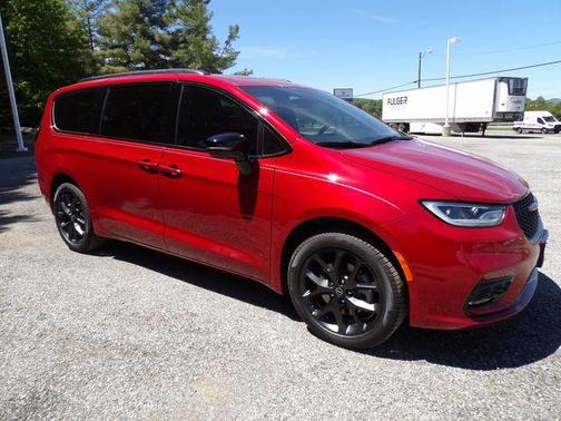 Red Hot Pearlcoat 2026 Chrysler Pacifica Limited