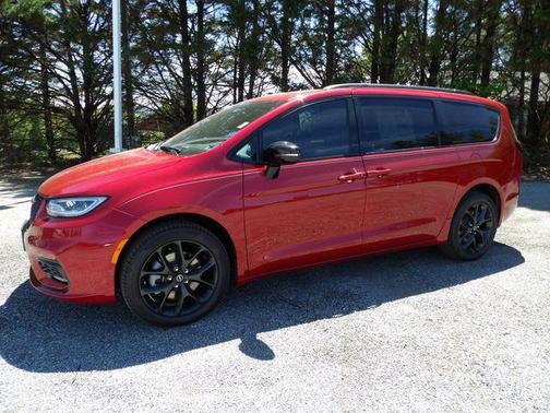 Red Hot Pearlcoat 2026 Chrysler Pacifica Limited