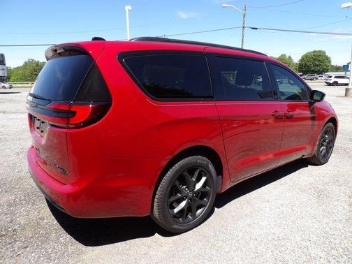 Red Hot Pearlcoat 2026 Chrysler Pacifica Limited