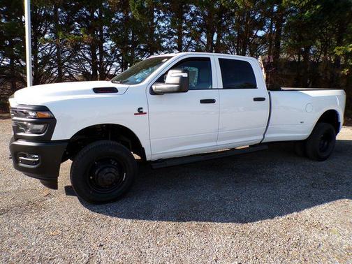 Bright White Clearcoat 2026 RAM 3500 Tradesman Crew Cab 4x4 8' Box