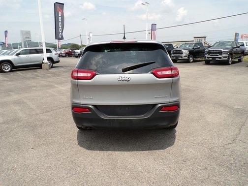 2016 Jeep Cherokee Sport