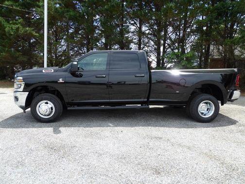 Diamond Black Crystal Pearlcoat 2026 RAM 3500 Tradesman Crew Cab 4x4 8' Box
