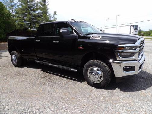 Diamond Black Crystal Pearlcoat 2026 RAM 3500 Tradesman Crew Cab 4x4 8' Box