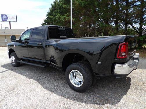 Diamond Black Crystal Pearlcoat 2026 RAM 3500 Tradesman Crew Cab 4x4 8' Box