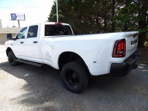 Bright White Clearcoat 2026 RAM 3500 Tradesman Crew Cab 4x4 8' Box