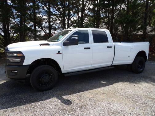 Bright White Clearcoat 2026 RAM 3500 Tradesman Crew Cab 4x4 8' Box