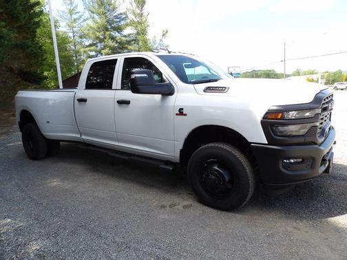 Bright White Clearcoat 2026 RAM 3500 Tradesman Crew Cab 4x4 8' Box