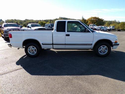 2002 Chevrolet S-10 Base