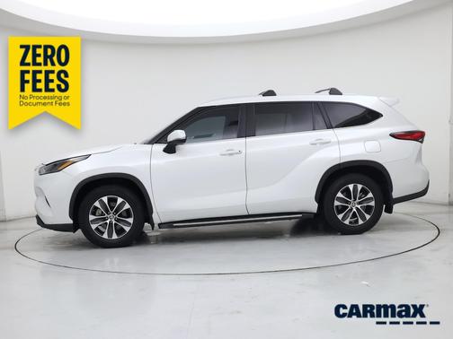 White 2023 Toyota Highlander XLE