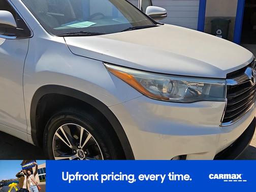 White 2016 Toyota Highlander XLE