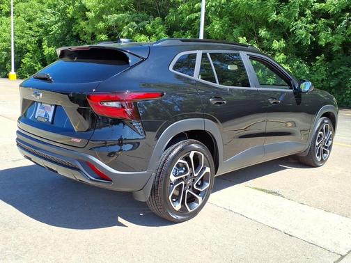 Mosaic Black Metallic 2026 Chevrolet Trax FWD 4dr 2RS
